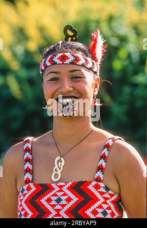 Maori-Frau in traditionellem Kleid, Rotorua, Neuseeland, Südwestpazifik Stockfoto