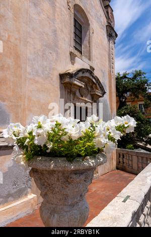 Eine Kirche in Taormina, Sizilien - die Perle von Sizilien. Bereit für eine Hochzeit. Stockfoto