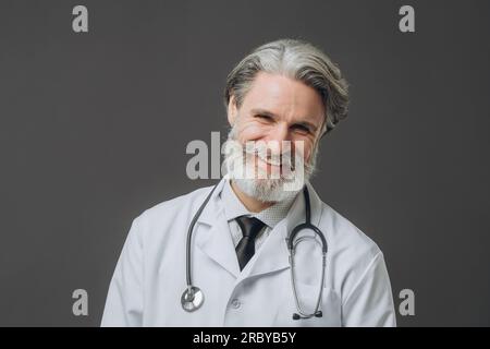 Glücklicher reifer Arzt, der in die Kamera schaut Stockfoto