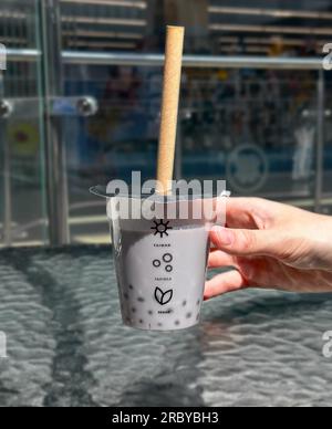 Handgehaltenes Tarotapioka-Getränk, asiatischer Seifenblasentee mit Stroh. Stockfoto