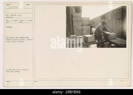 Amerikanische Soldaten laden während des Ersten Weltkriegs Vorräte in ein Lagerhaus des Zentralen Medizinischen Labors in Dijon, Frankreich. Foto von Sergeant Reyden am 2. September 1918 aufgenommen und am 2. Dezember 1918 erhalten. Das Foto wurde über Takkys Lachs herausgegeben und vom A.E.P. Zensor genehmigt. Stockfoto