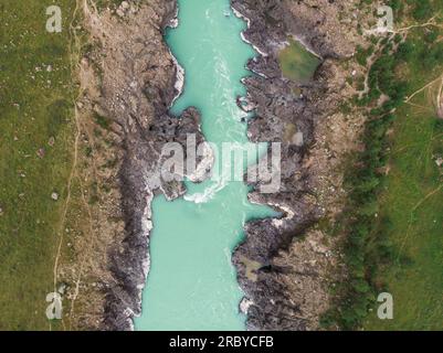 Die Katun-Stromschnellen im Sommer in der Republik Altai, Russland, Altai-Berge, Luftaufnahme von der Drohne Stockfoto