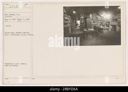 Soldat Sergeant Reyden steht im Sumber Store Room, einem Teil des Central Medical Department Laboratory in Dijon, Frankreich. Das Foto wurde am 9. September 1918 von Sergeant Reyden aufgenommen. Das Bild wurde vom A.E.F.-Zensor genehmigt, aber das genaue Datum ist unbekannt. Hinweise weisen darauf hin, dass es zur FUT -906-Datei gehört. Stockfoto