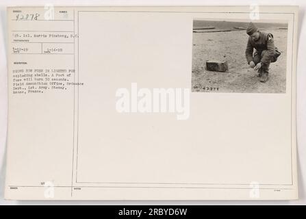 Sergeant Morris Pineberg von der 101. Infanterie zeigt auf diesem Foto, wie eine Sicherung zum Explodieren von Hülsen angezündet wird. Die Sicherung brennt ca. 30 Sekunden lang. Dieses Foto wurde im Munitionsdienst des Waffenministeriums der 1. Armee aufgenommen. Befindet sich in Stenay, Mause, Frankreich. Stockfoto