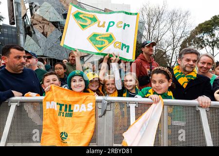 Melbourne, Australien. 11. Juli 2023. Australische Fans, die während der Präsentation der FIFA Frauen-Weltmeisterschaftstruppe am Federation Square gesehen wurden. Kredit: SOPA Images Limited/Alamy Live News Stockfoto