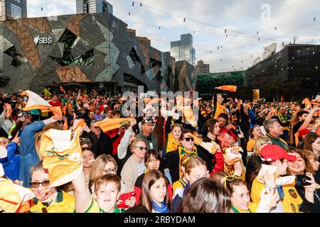 Melbourne, Australien. 11. Juli 2023. Australische Fans, die während der Präsentation der FIFA Frauen-Weltmeisterschaftstruppe am Federation Square gesehen wurden. Kredit: SOPA Images Limited/Alamy Live News Stockfoto