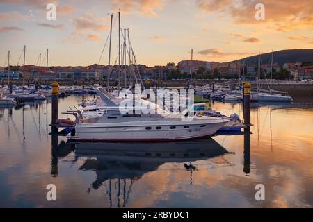 Sonnenuntergang über Segelbooten in einem Yachthafen Stockfoto