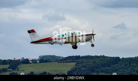 N26RT Beechcraft F33A Bonanza einmotoriges Flugzeug startet vom Dundee Riverside Airport, Schottland Stockfoto