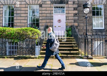 Edinburgh, Schottland, Vereinigtes Königreich, 11. Juli 2023. Die bekannte „Pink Door“ in Edinburghs Neustadt wurde laut Besitzer Miranda Dickson „cremefarben“ gestrichen. Das Haus befindet sich in einem UNESCO-Weltkulturerbe und der Stadtrat von Edinburgh drohte Frau Dickson aufgrund einer Beschwerde mit einer hohen Geldstrafe, wenn sie die Tür nicht in einer konservativeren Farbe neu lackierte. Die neu lackierte Tür wurde nun erneut als unangemessen angesehen, und es wurde eine neue Beschwerde beim Rat eingereicht. Iain Masterton/Alamy Live News Stockfoto
