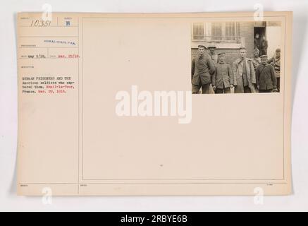 Deutsche Kriegsgefangene, bewacht von amerikanischen Soldaten in Menil-la-Tour, Frankreich, am 29. März 1918. Das Foto wurde am 9. Mai 1918 aufgenommen und vom Signalkorps herausgegeben. Beschriftung Beschreibung Nummer E Reco ist 10351. Stockfoto