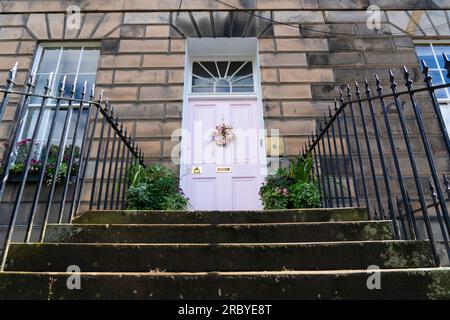 Edinburgh, Schottland, Vereinigtes Königreich, 11. Juli 2023. Die bekannte „Pink Door“ in Edinburghs Neustadt wurde laut Besitzer Miranda Dickson „cremefarben“ gestrichen. Das Haus befindet sich in einem UNESCO-Weltkulturerbe und der Stadtrat von Edinburgh drohte Frau Dickson aufgrund einer Beschwerde mit einer hohen Geldstrafe, wenn sie die Tür nicht in einer konservativeren Farbe neu lackierte. Die neu lackierte Tür wurde nun erneut als unangemessen angesehen, und es wurde eine neue Beschwerde beim Rat eingereicht. Iain Masterton/Alamy Live News Stockfoto