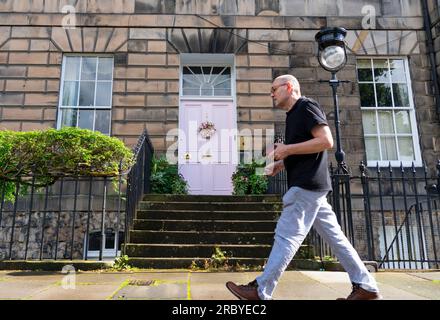 Edinburgh, Schottland, Vereinigtes Königreich, 11. Juli 2023. Die bekannte „Pink Door“ in Edinburghs Neustadt wurde laut Besitzer Miranda Dickson „cremefarben“ gestrichen. Das Haus befindet sich in einem UNESCO-Weltkulturerbe und der Stadtrat von Edinburgh drohte Frau Dickson aufgrund einer Beschwerde mit einer hohen Geldstrafe, wenn sie die Tür nicht in einer konservativeren Farbe neu lackierte. Die neu lackierte Tür wurde nun erneut als unangemessen angesehen, und es wurde eine neue Beschwerde beim Rat eingereicht. Iain Masterton/Alamy Live News Stockfoto
