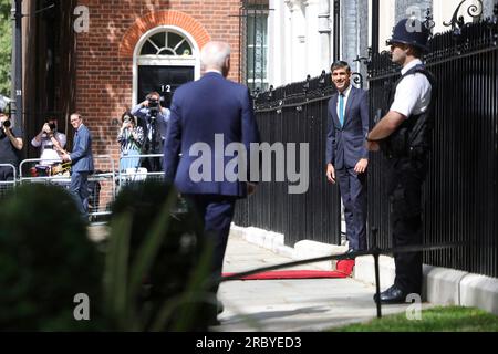 London, Vereinigtes Königreich. 10. Juli 2023. US-Präsident Joe Biden, Left, geht bei seiner Ankunft von seiner Autokolonne zu einem Treffen mit dem britischen Premierminister Rishi Sunak, rechts, vor 10 Downing Street, 10. Juli 2023 in London, England. Biden ist das Vereinigte Königreich vor der Teilnahme am NATO-Gipfel in Litauen. Kredit: Alice Hodgson/Alice Hodgson/Nr. 10 Downing Street/Alamy Live News Stockfoto