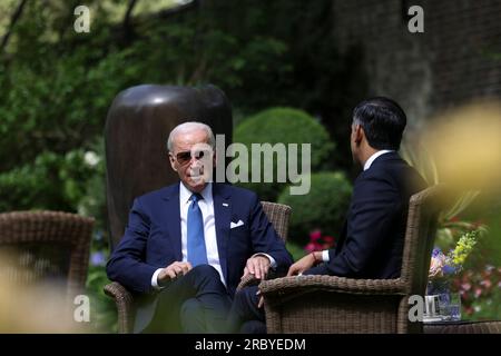 London, Vereinigtes Königreich. 10. Juli 2023. US-Präsident Joe Biden, Left, trifft sich mit dem britischen Premierminister Rishi Sunak zum Tee im Garten der Downing Street 10 am 10. Juli 2023 in London, England. Biden ist das Vereinigte Königreich vor der Teilnahme am NATO-Gipfel in Litauen. Kredit: Simon Dawson/Simon Dawson/Nr. 10 Downing Street/Alamy Live News Stockfoto