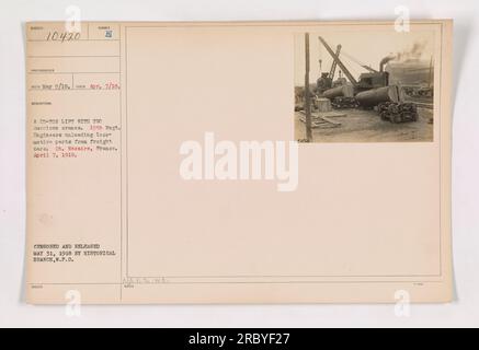 Ein 25-Tonnen-Aufzug mit zwei amerikanischen Kranen wird vom 19. Regiment of Engineers verwendet, um Lokomotivteile von Güterwagen in St. Nazaire, Frankreich. Das Foto wurde am 7. April 1918 aufgenommen und ging am 9. Mai 1918 ein. Es wurde zensiert und am 31. Mai 1918 von der Historischen Abteilung des W.P.D. veröffentlicht. Stockfoto