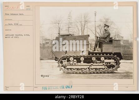 Ein offizielles Foto des Ordnance Dept vom 6. September 1918, das einen Artillerietraktor gefangen nimmt. Der Traktor ist ein 5-Tonnen-Modell ab 1917 mit der Beschreibungsnummer AU. Dieses Foto ist mit „NOTES FOR OFFICIAL USE ONLY“ (NUR FÜR OFFIZIELLE ZWECKE) gekennzeichnet. Stockfoto