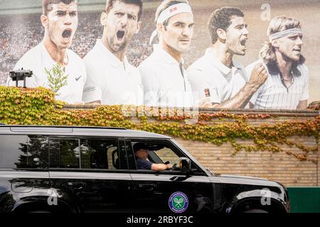 Ein offizieller Wimbledon-Championship-Fahrer fährt unter den Gesichtern früherer Herren während der Wimbledon-Tennismeisterschaften vorbei, die jährlich am 11. Juli 2023 in London, England, in Süd-London stattfinden. Stockfoto