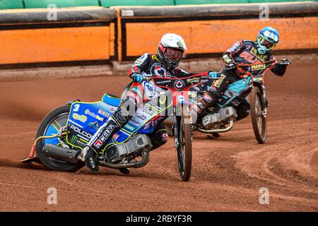 Jaimon Lidsey (Weiß) führt Ryan Douglas (Blau) am Montag, den 10. Juli 2023, beim Sport-Versicherungs-Premiership-Spiel zwischen Wolverhampton Wolves und Belle Vue Aces im Monmore Green Stadium in Wolverhampton an. (Foto: Ian Charles/MI News/NurPhoto) Guthaben: NurPhoto SRL/Alamy Live News Stockfoto