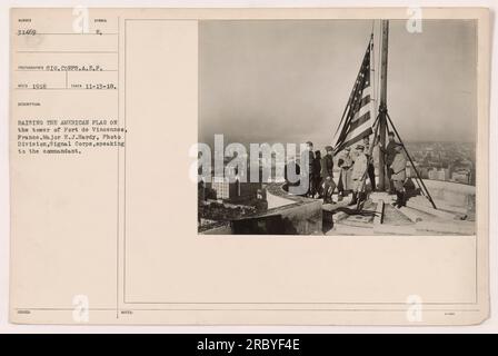 Major E.J. Hardy von der Fotoabteilung, Signalkorps, spricht mit dem Kommandanten, während er die amerikanische Flagge auf dem Turm von Fort de Vincennes, Frankreich, hisst. Dieses Foto wurde am 13. November 1918 während des Ersten Weltkriegs aufgenommen. (Quelle: 111-SC-31469, Fotos amerikanischer Militäraktionen während des 1. Weltkriegs) Stockfoto