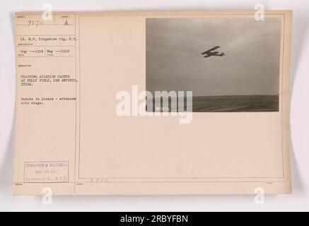 Das Bild zeigt Flugzeugkadetten in der fortgeschrittenen Einzelphase ihres Trainings im Kelly Field in San Antonio, Texas während des 1. Weltkriegs Dieses Foto wurde im Mai 1918 aufgenommen und wurde von der Historischen Abteilung der Abteilung für Kriegspläne autorisiert. Stockfoto