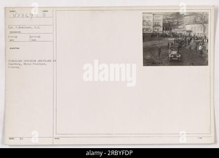 Bildunterschrift: "Sgt. P. Buettner, Mitglied der S.C. Signal Corps hat dieses Foto am 1. Dezember 1918 in Saarburg, Deutschland, aufgenommen. Das Bild zeigt ein Mitglied der Signalabteilung, das Signalgeräte in einem Flugzeug verwendet. Das Foto wurde während des Ersten Weltkriegs aufgenommen. Stockfoto