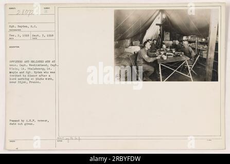 Eine Gruppe von Offizieren und Soldaten, darunter Captain Weatherhead, Captain Klein, LT. Stalsbeerg, LT. Maple, Und Sergeant Ryden, versammelte sich zum Essen, nach einem Morgen mit Fotoarbeit in der Nähe von Dijon, Frankreich, während des Ersten Weltkriegs. Das Foto wurde am 3. September 1918 aufgenommen und am 2. Dezember 1918 aufgenommen. Das Bild wurde vom A.E.F.-Zensor autorisiert. Stockfoto