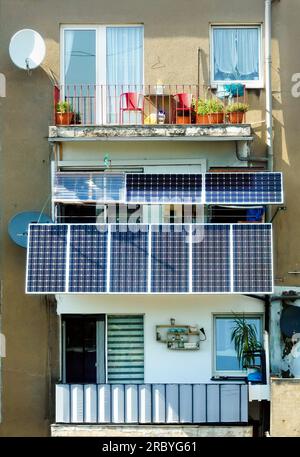 Balkonkraftwerk: Solarpaneele eines Photovoltaiksystems auf dem Balkon eines Wohnungsgebäudes in Dortmund wandeln Solarenergie in Strom für den häuslichen Gebrauch um. Stockfoto