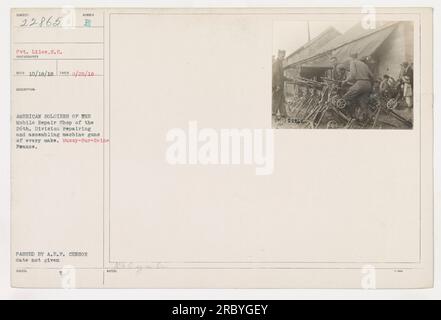 Amerikanische Soldaten aus der Mobile Repair Shop der 26. Division werden dabei beobachtet, wie sie Maschinengewehre verschiedener Hersteller in Mussy-Sur-seine, Frankreich, reparieren und montieren. Das Foto wurde am 25. August 1918 von Pvt. Liles, S.C. aufgenommen und von A.R.P. Censor genehmigt. Dieses Bild ist Teil der Sammlung mit der Bezeichnung 22865-69 TH. Stockfoto