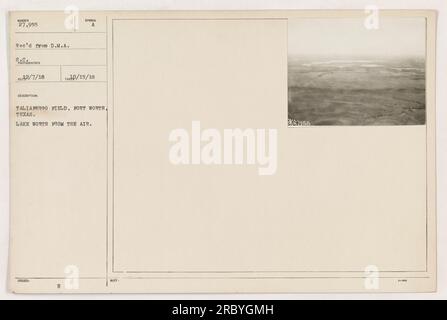 Blick auf Lake Worth aus der Vogelperspektive vom Taliaferro Field in Fort Worth, Texas. Das Foto wurde am 7. Dezember 1918 von einem unbekannten Fotografen aufgenommen. Es ist Teil der von der Abteilung für militärische Aktivitäten herausgegebenen Sammlung und trägt das Symbol ATC-27955. Stockfoto