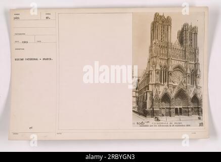 Die am 19. September 1914 von deutschen Streitkräften zerstörte Kathedrale von Reims in Reims, Frankreich, ist hier in Ruinen zu sehen. Dieses Foto wurde 1919 aufgenommen und zeigt die Folgen der Zerstörung, die im Ersten Weltkrieg verursacht wurde Stockfoto