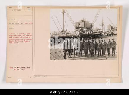 Sachliche Beschriftung: Major H.B. Moore, amtierender Superintendent, und leitende Offiziere, die im April 1918 technische Arbeiten an den Bassens Docks in Bordeaux, Frankreich, beaufsichtigten. Dieses Bild ist Teil einer Sammlung amerikanischer Militäraktionen während des Ersten Weltkriegs Stockfoto