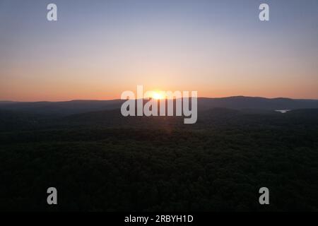 Sonnenuntergang über kleinen Bergen Stockfoto