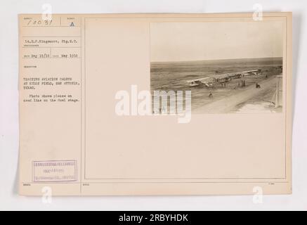 Bild aus dem Ersten Weltkrieg, das die Ausbildung von Flugzeugkadetten im Kelly Field in San Antonio, Texas, zeigt. Das Foto zeigt mehrere Flugzeuge, die auf der Doppelstufe angeordnet sind, die als Totlinie bezeichnet wird. Datum des Fotos ist Mai 1918. Der Fotograf ist Lieutenant H.P. Kingmore vom Signalkorps. Stockfoto