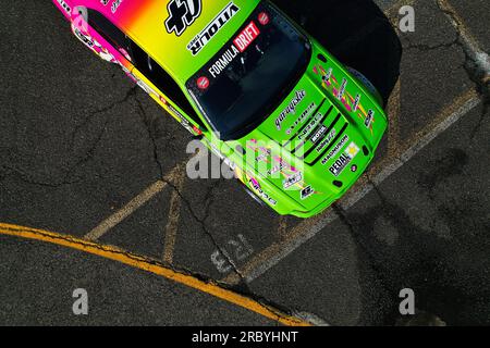 Drohnenfoto eines Formel-Drift-Autos aus dem Jahr E36 im FDNJ Raceway Park in Englishtown, New Jersey Stockfoto