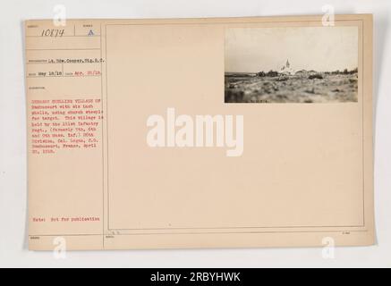 Bildunterschrift: Deutsche beschießen das Dorf Rambucourt mit sechs Zentimeter großen Muscheln, zielen auf einen Kirchturm. Das Dorf wird vom 101. Infanterie-Regiment der 26. Division gehalten, unter dem Kommando von Colonel Logan. Fotografiert von Lieutenant Edward Cooper, Signal Reserve Corps, am 20. April 1918 in Rambucourt, Frankreich. Hinweis: Nicht zu veröffentlichen. Stockfoto