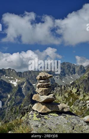 Felsenhaufen in Lomnické sedlo, Vysoké Tatry an einem Sommertag, vertikal Stockfoto