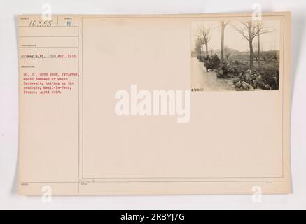 Co C, 26. Regiment Infanterie, angeführt von Major Roosevelt, stationiert in Menil-la-Tour, Frankreich am 1918. April. Das Foto zeigt die Soldaten, die am Straßenrand anhalten. Dieses Bild ist Teil der Fotografien amerikanischer Militäraktivitäten während des Ersten Weltkriegs mit der Identifizierungsnummer 111-SC-10355, aufgenommen am 9. Mai 1918 und aufgenommen vom Fotografen RECO. Stockfoto