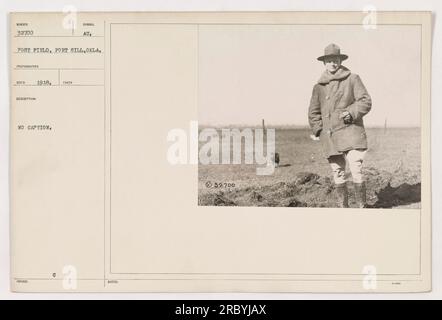 Soldaten des amerikanischen Militärs, die sich während des Ersten Weltkriegs an Routineaktivitäten auf dem Schlachtfeld beteiligen. Das Bild wurde von einem Fotografen aus Post Field, Fort Sill, Oklahoma, im Jahr 1918 aufgenommen. Die Bildunterschrift fehlt im Originalfoto. Stockfoto