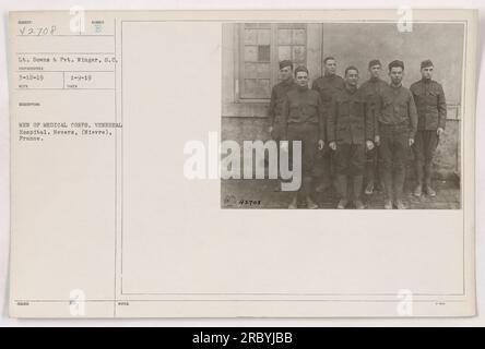 Dieses Bild zeigt LT. Downs und Pvt. Winger vom Medizinischen Korps im Venereal Hospital in Nevers, Frankreich während des Ersten Weltkriegs. Das Foto wurde am 12. März 1919 aufgenommen und die Beschreibung wurde am 9. Januar 1919 herausgegeben. Stockfoto