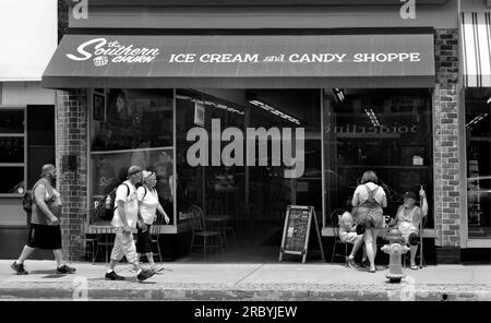 Eine Straßenszene in Bristol, Virginia, zeigt einen Eiscreme- und Süßwarenladen, in dem Gäste an Tischen im Freien essen, Stockfoto