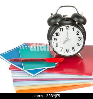 Stapel von Notizbüchern und Büchern, Kugelschreiber und Wecker isoliert auf weißem Hintergrund. Stockfoto