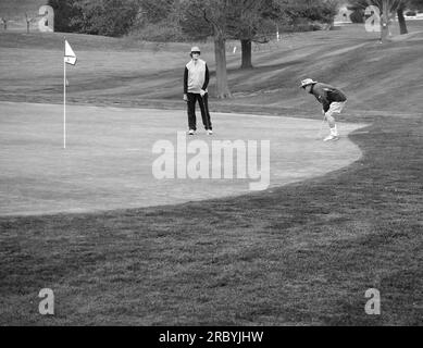 Aktive Senioren spielen Golf in einem Country Club in Abingdon, Virginia, USA Stockfoto