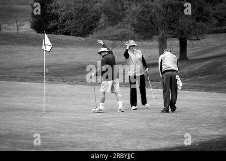 Aktive Senioren spielen Golf in einem Country Club in Abingdon, Virginia, USA Stockfoto