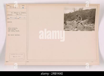 Ein Soldat aus der 40. Division in Camp Kearny, San Diego, Kalifornien, wird während des Ersten Weltkriegs als Wasserträger gesehen. Das Foto wurde von LT. Edward M. Jackson vom Signal Reserve Corps aufgenommen und am 3. Mai 1918 von der war College Division zensiert und veröffentlicht. Stockfoto