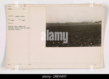 Issoudon, Frankreich, dient als Ausbildungsstätte für amerikanische Militärpiloten im Ersten Weltkrieg. Das Foto zeigt eine allgemeine Ansicht des Flugfeldes mit mehreren Flugzeugen auf dem Trainingsfeld. Dieses Foto wurde 1919 aufgenommen und ist mit dem Symbol des Signalkorps beschriftet, das seine offizielle Ausgabe anzeigt. Stockfoto