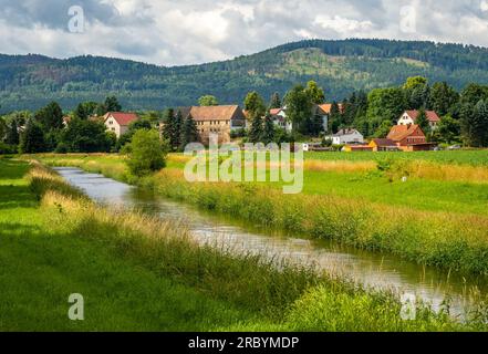 Der Fluss Lusatian Neisse in der Dreigrenzgegend in der Nähe von Hradek nad Nisou, von der tschechischen Seite aus gesehen Stockfoto