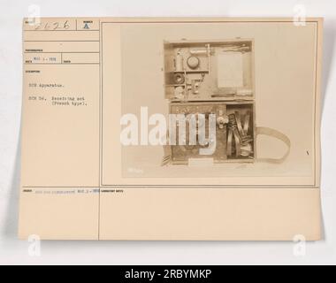 Ein SCR 54-Empfangsset (französischer Typ) von SCR-Apparaten, die während des Ersten Weltkriegs verwendet wurden. Dieses Foto wurde von REMA im Mai 1918 aufgenommen und zeigt den Empfänger, der nicht zur Veröffentlichung bestimmt war. Es scheint eine Labornotiz mit dem Namen ERNE tot zu sein. Stockfoto