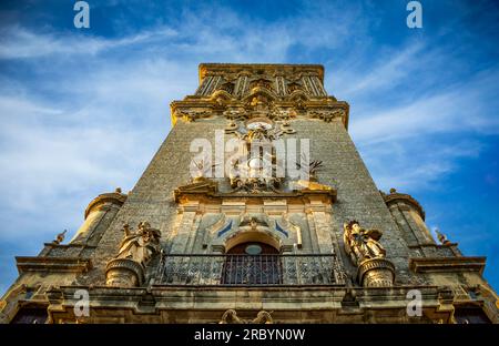 Blick von unten auf den hohen Turm Basilika Menor de Santa Mara de la Asuncin aus dem 18. Jahrhundert von Arcos de la Frontera, Cadiz, Andalusien, Spanien Stockfoto