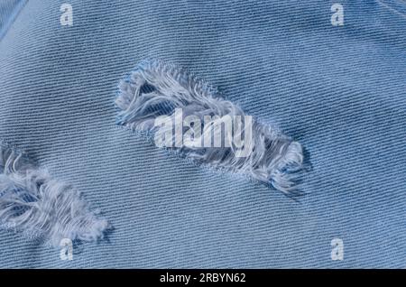 Die Nahaufnahme einer Denimstruktur mit verflochtenen Linien zeigt die Vielseitigkeit und Schönheit dieses klassischen Stoffes. Eine ideale Wahl für Mode und Lifestyle Stockfoto