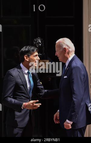 Der britische Premierminister Rishi Sunak begrüßt US-Präsident Joe Biden in der Downing Street 10. US-Präsident Biden führt Gespräche mit Sunak, bevor er nach Litauen zu einem NATO-Gipfel geht, der sich auf den Konflikt in der Ukraine konzentriert. Stockfoto